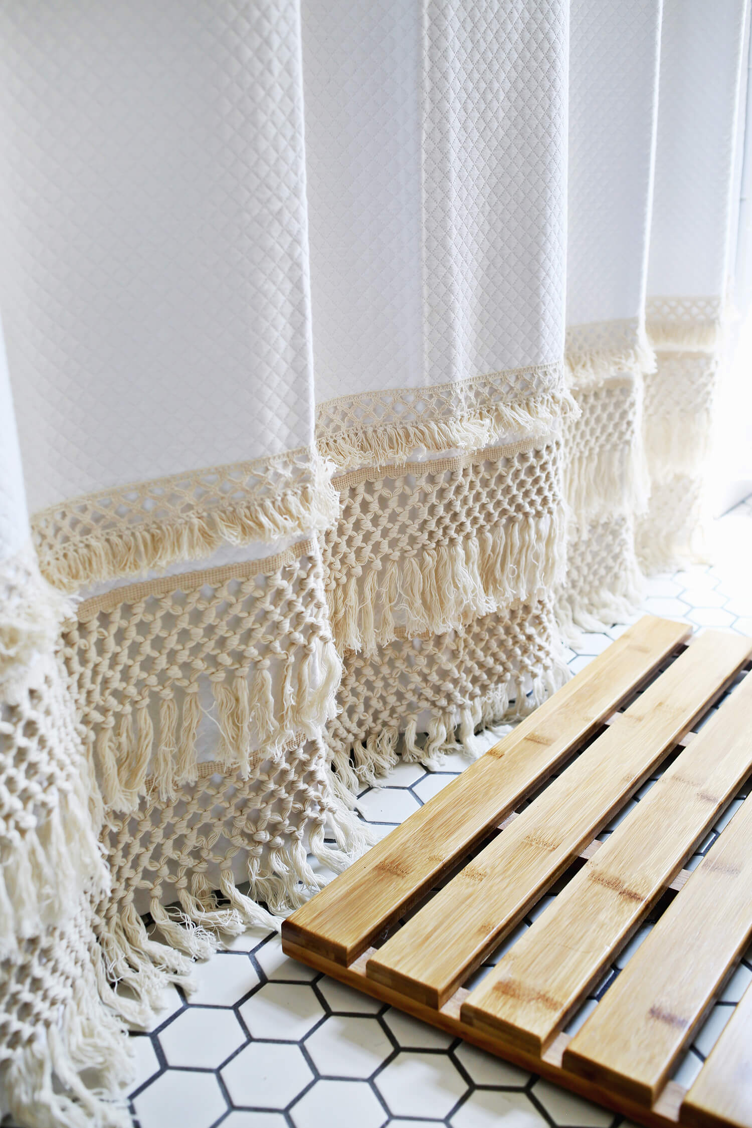 Macrame Shower Curtain DIY (click through for tutorial) 