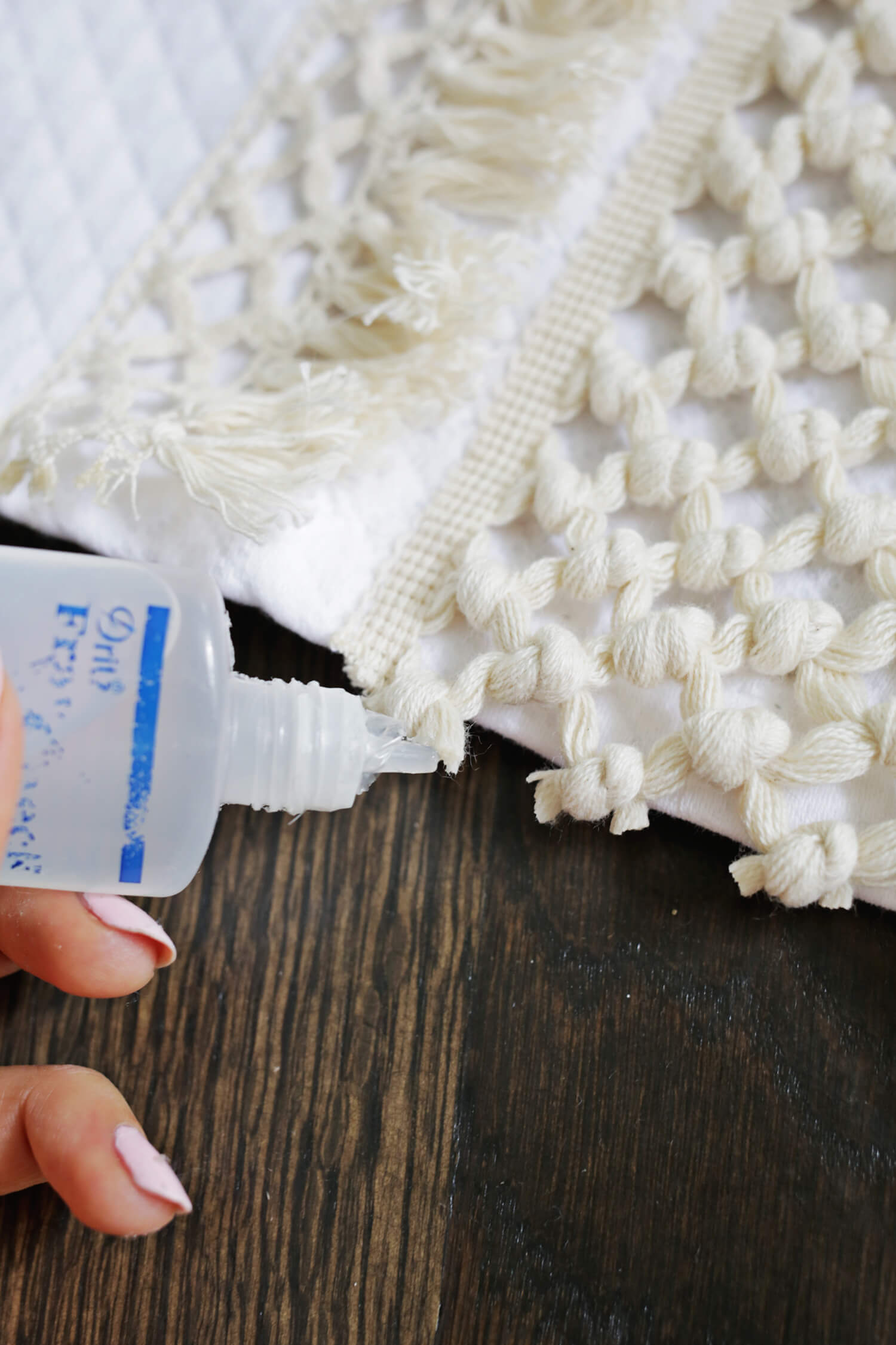 Macrame Shower Curtain DIY (click through for tutorial)