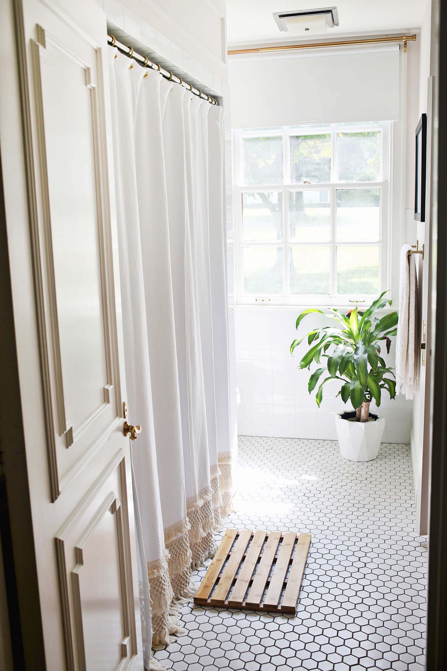 Macrame Shower Curtain DIY (click through for tutorial) 